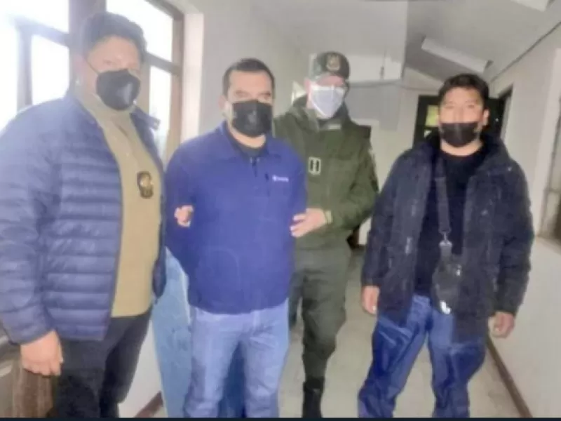 Bolivia arresta a jefe policial involucrado en tráfico de vehículos robados desde Chile