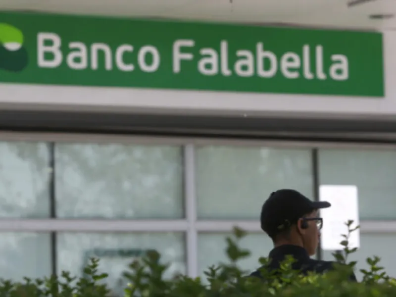 Cajera de Falabella acusada de estafa millonaria: infló depósito y denunció extorsión.