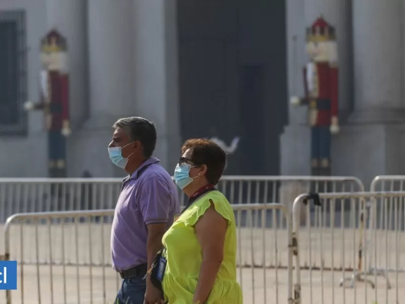 Decretan alerta por riesgo sanitario en Santiago y llaman a usar mascarillas por el humo