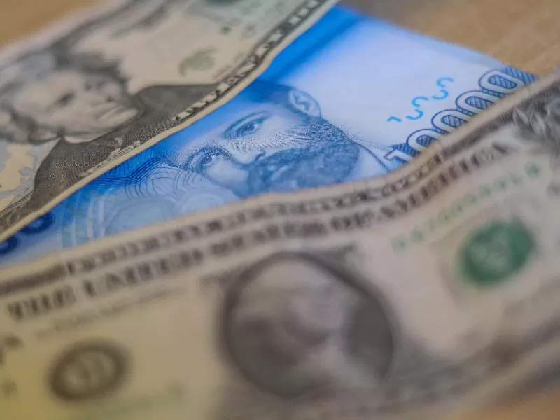 El dólar se resiste a bajar: abrió amenazando con cruzar los $830 y rozar un nivel que no se veía desde febrero