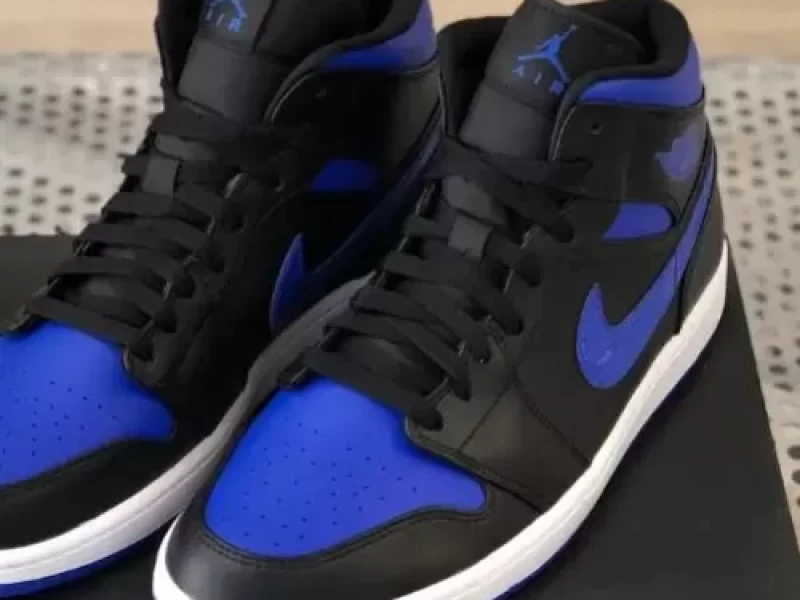 El mejor regalo para colocar debajo del arbol, zapatillas Nike Air Jordan 1 Mid Negro Con Azul