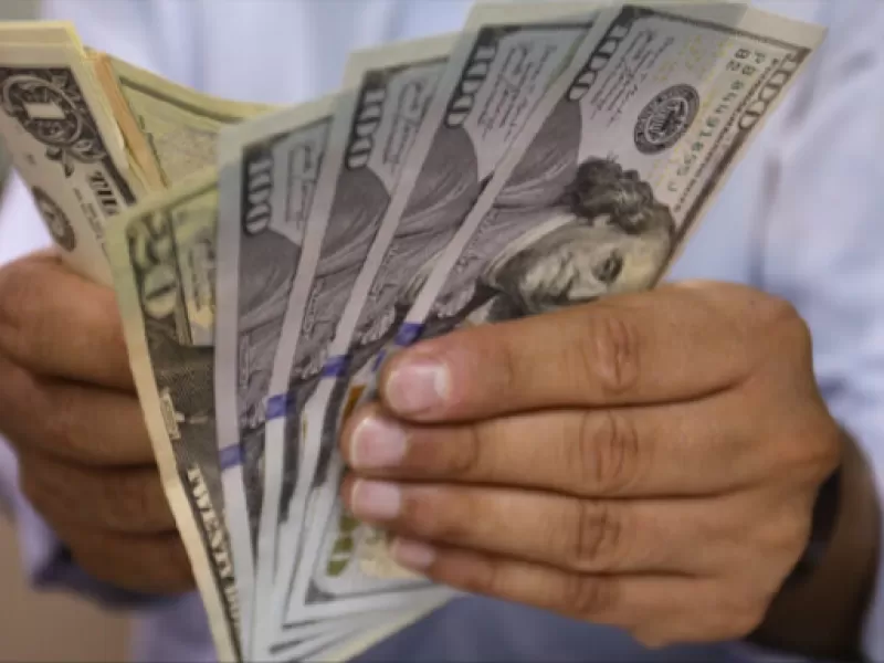 El peso chileno sube frente al dólar: la divisa estadounidense cierra 20 dólares por debajo