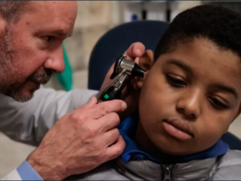 El primer caso de un niño sordo de 11 años en el que le inyectaron un virus para que pueda escuchar de nuevo