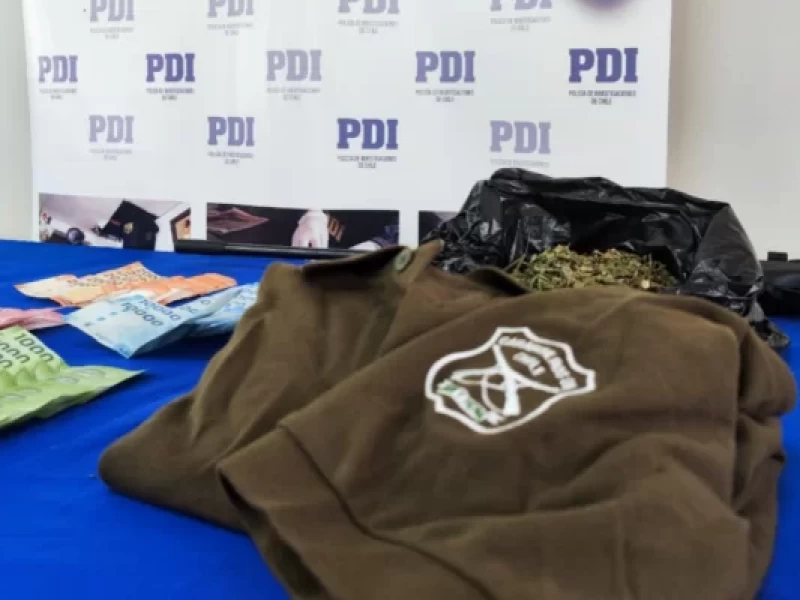 Examinan forensemente ropa con logotipos de Carabineros encontrada en un allanamiento por drogas y armas en Villarrica.