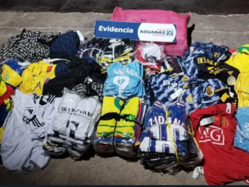 Iquique: incautan 493 camisetas de fútbol falsas en un camión frutero