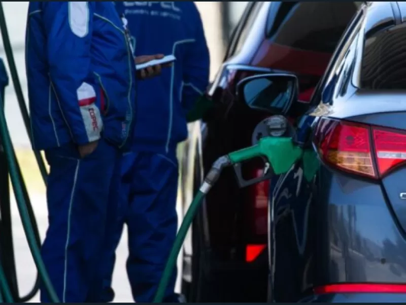 Ley que impide comprar bencina en vehículos sin patente entra en vigencia: multa llega a 100 UTM