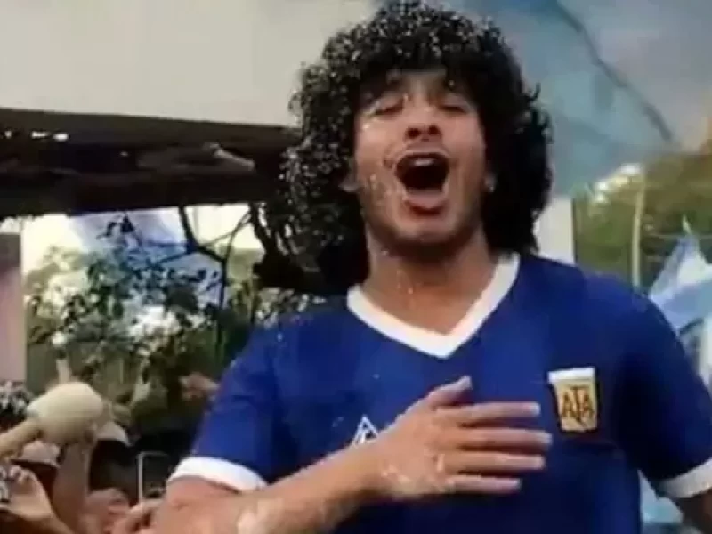 Locura por ’Clon’ de Diego Maradona: apareció en festejos por pase de Argentina a la final de Qatar