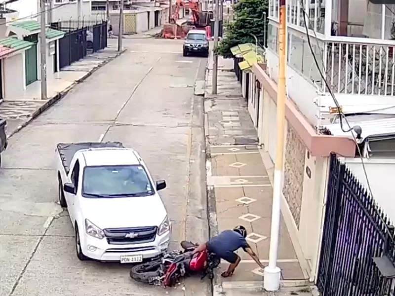 Momento en que una camioneta embiste tres veces a un "ladrón en moto" en Ecuador: le impidió robar a una mujer