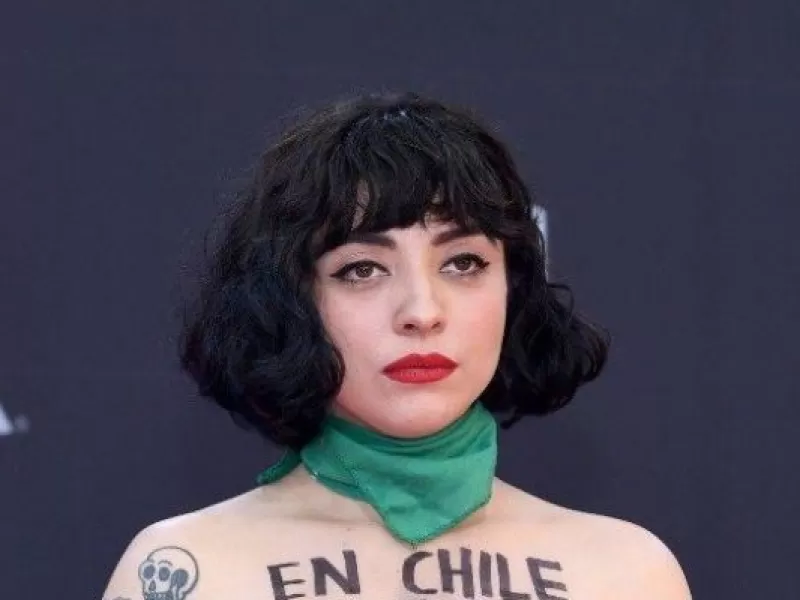Mon Laferte posó a torso desnudo y dejó mensaje por crisis chilena en Alfombra Roja del Latin Grammy