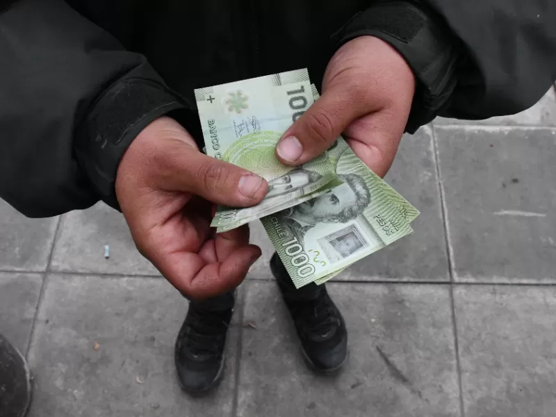 Reportan el quinto repunte de los sueldos en Chile, aplacando así cuando cayeron 17 meses seguidos