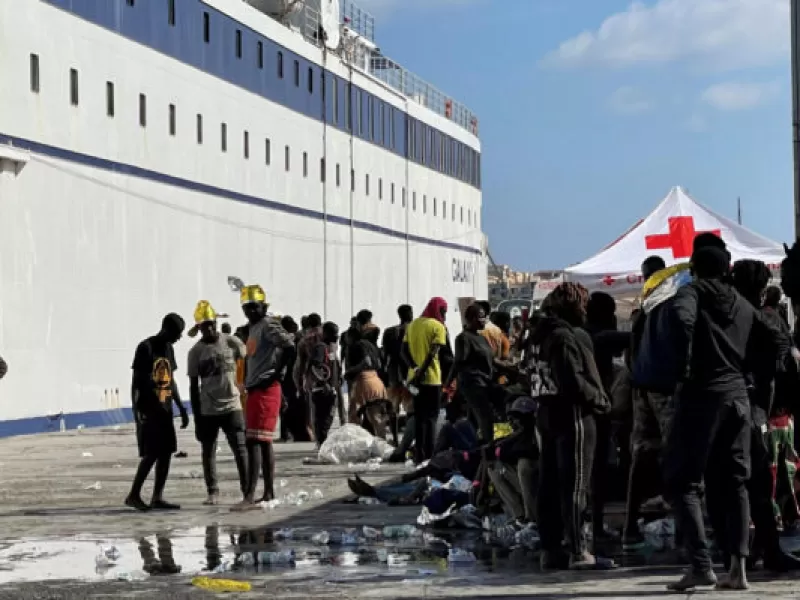 Total caos en la isla italiana de Lampedusa tras la llegada de 100 embarcaciones con 5.000 inmigrantes en un día