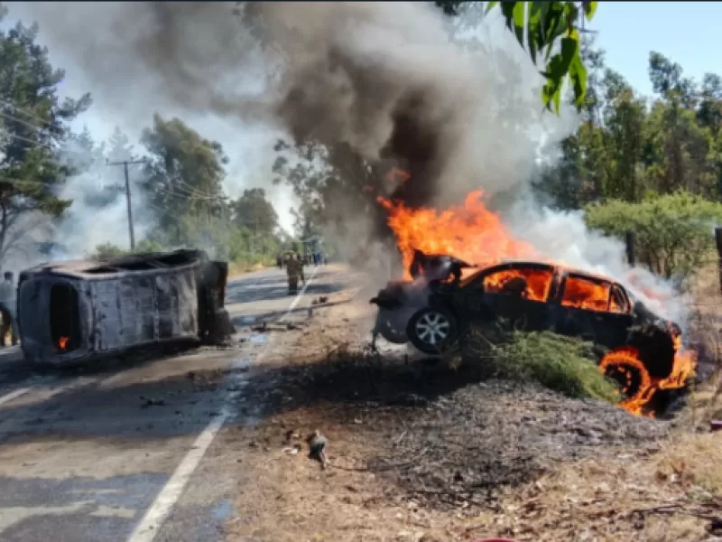 Tragedia vehicular en Santo Domingo: choque frontal deja 4 muertos y provoca incendio forestal