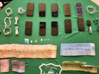 Trabajador de cárcel de Antofagasta pillado metiendo celulares y dinero.
